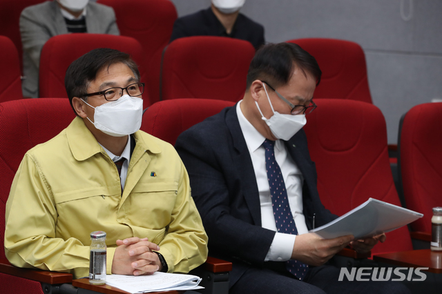 [서울=뉴시스]정병선 과학기술정보통신부 제1차관이 25일 오후 대전광역시 유성구 국제과학비즈니스벨트 거점지구 조성현장을 방문해 코로나19 바이러스 대응태세를 점검하고 있다. (사진=과학기술정보통신부 제공) 2020.02.25. photo@newsis.com