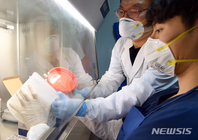 [광주=뉴시스] 류형근 기자 = 25일 오후 광주 서구 광주보건환경연구원에서 연구원이 신종 코로나 바이러스 감염증(코로나19) 검사방법을 시범보이고 있다. 2020.02.25.&nbsp; hgryu77@newsis.com