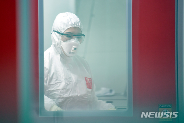 [광주=뉴시스] 류형근 기자 = 신종 코로나 바이러스 감염증(코로나19)이 확산되고 있는 가운데 25일 오후 광주 서구 광주보건환경연구원에서 연구원이 의뢰 들어온 코로나19 검체를 검사하고 있다. 2020.02.25. hgryu77@newsis.com