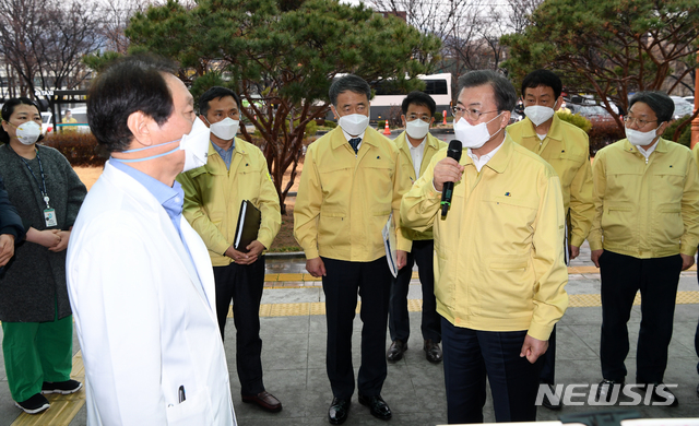 [대구=뉴시스]배훈식 기자 = 문재인 대통령이 25일 대구 서구 대구의료원을 찾아 유완식 대구의료원장에게 신종 코로나바이러스 감염증(코로나 19) 현황과 대응방안을 질문하고 있다. 2020.02.25. dahora83@newsis.com