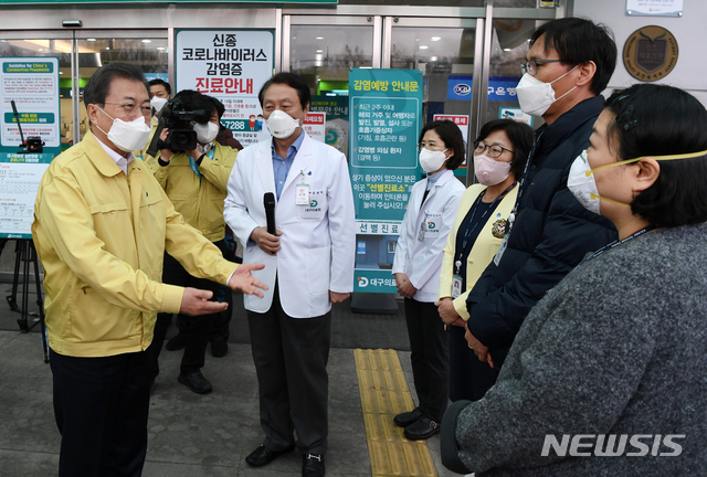 [대구=뉴시스]배훈식 기자 = 문재인 대통령이 25일 대구 서구 대구의료원을 찾아 의료진을 격려하고 있다. 2020.02.25. dahora83@newsis.com