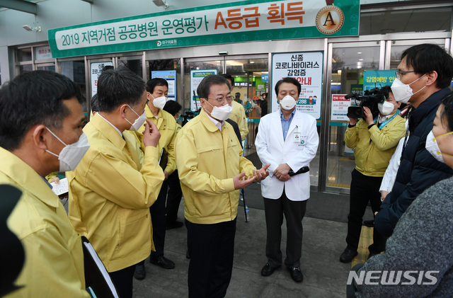 [대구=뉴시스]배훈식 기자 = 문재인 대통령이 25일 대구 서구 대구의료원을 찾아 의료진을 격려하고 있다. 2020.02.25. dahora83@newsis.com