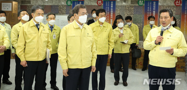 [대구=뉴시스]배훈식 기자 = 문재인 대통령이 25일 대구 남구청을 찾아 조재구 구청장으로부터 신종 코로나바이러스 감염증(코로나 19) 확산에 따른 취약계층 복지전달체계 현황을 보고 받고 있다. 2020.02.25. dahora83@newsis.com