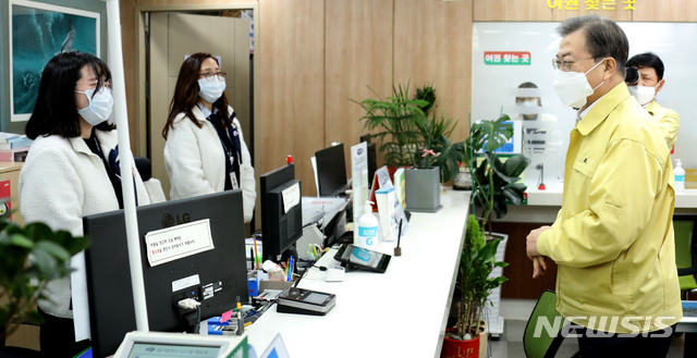 [대구=뉴시스]배훈식 기자 = 문재인 대통령이 25일 대구 남구청을 찾아 신종 코로나바이러스 감염증(코로나 19) 확산에 따른 취약계층 복지전달체계 현황을 보고 받은 뒤 담당 공무원들을 격려하고 있다. 2020.02.25.&nbsp; dahora83@newsis.com