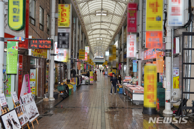 [울산=뉴시스] 배병수 기자 = 신종 코로나바이러스 (코로나19) 가 확산되고 있는 가운데  25일 오후 울산 중구 젊음의 거리에 시민들의 발길이 뚝 끊겨 한산한 모습을  보이고 있다. 2020.02.25. bbs@newsis.com