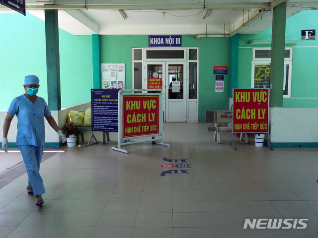 [서울=뉴시스]지난 24일 대구발 다낭행 항공편에 탑승해 다낭 보건당국에 의해 격리된 한국 탑승객들이 25일 오후(현지시각) 베트남 다낭 폐병원에 격리돼 있다. (사진=독자 제공) 2020.02.25.photo@newsis.com