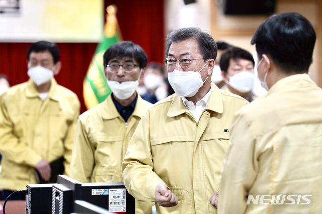 [대구=뉴시스]배훈식 기자 = 문재인 대통령이 25일 대구시청에서 열린 신종 코로나바이러스감염증(코로나 19) 대구지역 특별대책회의를 마친 후 대책상황실을 방문해 범정부지원단원들을 격려하고 있다. 2020.02.25.&nbsp; dahora83@newsis.com