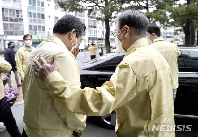 [대구=뉴시스]배훈식 기자 = 문재인 대통령이 25일 대구 남구청을 방문해 신종 코로나바이러스 감염증(코로나 19) 확산에 따른 취약계층 복지전달체계 현황 보고를 마친 뒤 이동하기 전 눈물을 보이는 조재구 구청장을 위로하고 있다. 2020.02.25. dahora83@newsis.com