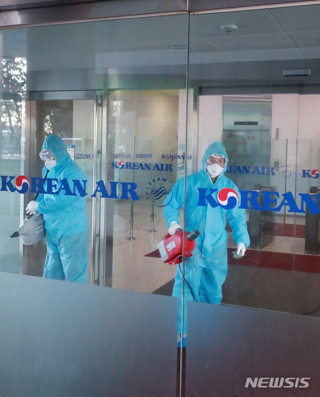 [인천=뉴시스] 이영환 기자 = 대한항공 객실 승무원이 신종 코로나바이러스 감염증(코로나19) 확진 판정을 받아 대한항공 인천승무원브리핑실(IOC)이 폐쇄된 25일 오후 인천 중구 대한항공 IOC에서 방역업체 관계자들이 방역작업을 하고 있다. 2020.02.25.&nbsp;&nbsp; 20hwan@newsis.com