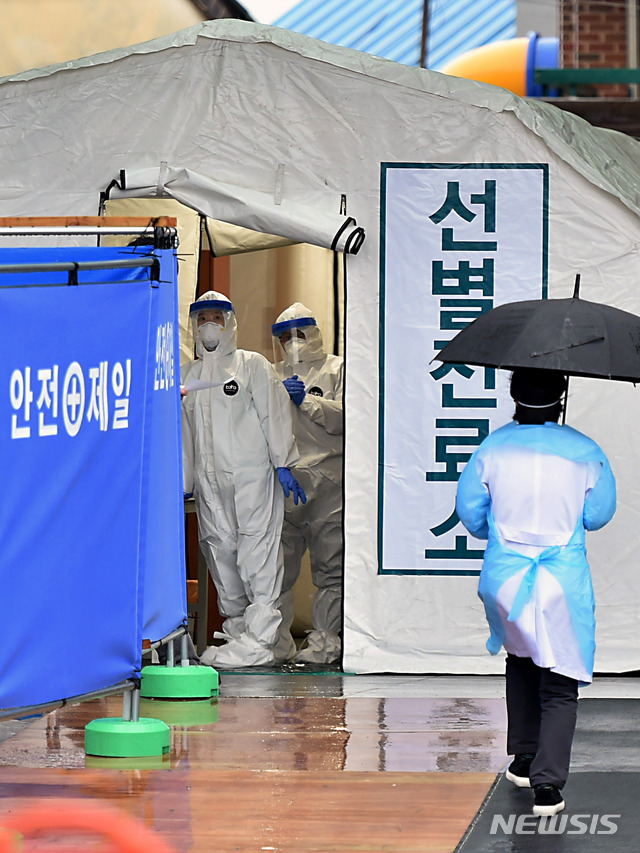 [대구=뉴시스] 이무열 기자 = 신종 코로나바이러스 감염증(코로나19) 확진자가 무더기로 급증하고 있는 25일 오후 대구 서구 중리동 대구의료원 선별진료소에 의료진이 분주히 움직이고 있다. 2020.02.25.lmy@newsis.com