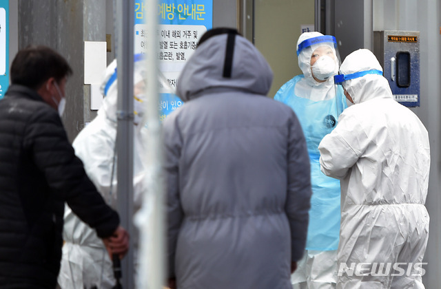 [대구=뉴시스] 이무열 기자 = 신종 코로나바이러스 감염증(코로나19) 확진자가 무더기로 급증하고 있는 25일 오후 대구 서구 중리동 대구의료원 선별진료소에 의료진이 분주히 움직이고 있다. 2020.02.25. lmy@newsis.com