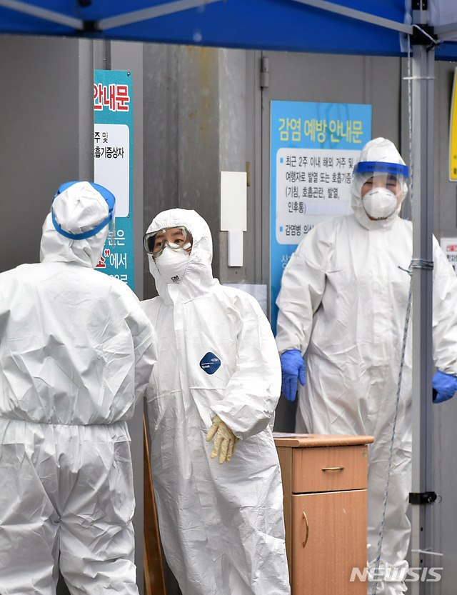 [대구=뉴시스] 이무열 기자 = 신종 코로나바이러스 감염증(코로나19) 확진자가 무더기로 급증하고 있는 25일 오후 대구 서구 중리동 대구의료원 선별진료소에 의료진이 분주히 움직이고 있다. 2020.02.25.lmy@newsis.com