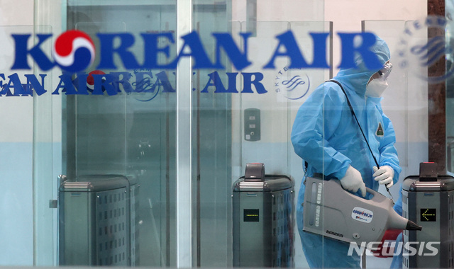 [인천=뉴시스] 이영환 기자 = 대한항공 객실 승무원이 신종 코로나바이러스 감염증(코로나19) 확진 판정을 받아 대한항공 인천승무원브리핑실(IOC)이 폐쇄된 25일 오후 인천 중구 대한항공 IOC에서 방역업체 관계자들이 방역작업을 하고 있다. 2020.02.25.&nbsp; 20hwan@newsis.com
