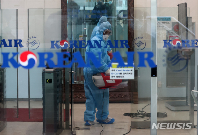 [인천=뉴시스] 이영환 기자 = 대한항공 객실 승무원이 신종 코로나바이러스 감염증(코로나19) 확진 판정을 받아 대한항공 인천승무원브리핑실(IOC)이 폐쇄된 25일 오후 인천 중구 대한항공 IOC에서 방역업체 관계자들이 방역작업을 하고 있다. 2020.02.25.&nbsp; 20hwan@newsis.com