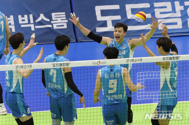 [수원=뉴시스] 조수정 기자 = 25일 오후 수원실내체육관에서 열린 2019-2020 프로배구 V-리그 남자부 한국전력과 삼성화재 경기, 삼성화재가 득점 성공 후 환호하고 있다. 이날 경기는 신종 코로나 바이러스 감염증(코로나 19) 확산을 막기 위해 무관중으로 진행됐다. 2020.02.25. chocrystal@newsis.com