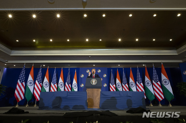 [뉴델리=AP/뉴시스]도널드 트럼프 미 대통령이 25일(현지시간) 인도 뉴델리에서 기자회견을 하고 있다. 2020.2.25.