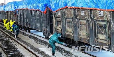 [서울=뉴시스]지난 2020년 2월26일 북한 조선노동당 기관지 노동신문이 신의주 철도 분국에서 코로나19 방역 사업을 진행 중이라고 보도했다. 2020.02.26. (사진=노동신문 갈무리) photo@newsis.com