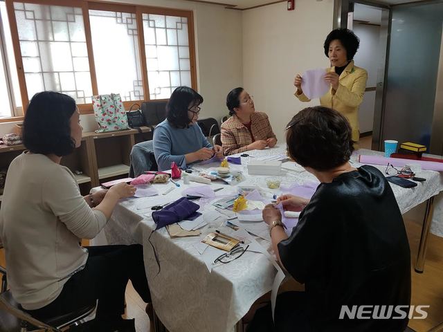 [서울=뉴시스]서울시 무형문화재 교육전시장에서 교육이 진행되는 모습. (사진=서울시 제공). 2020.02.26. photo@newsis.com 