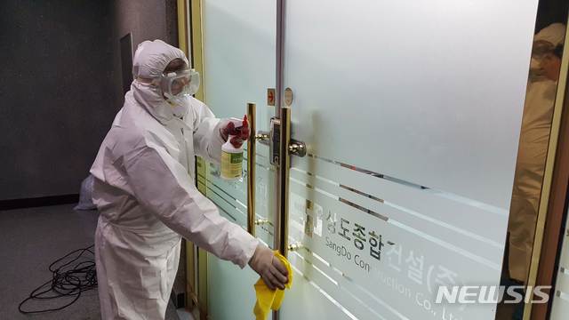 [아산=뉴시스]이종익 기자 = 충남 아산시가 확진자의 동선 일대에 방역과 소독을 진행하고 있다. 2020.02.26. (사진=아산시 제공)  photo@newsis.com