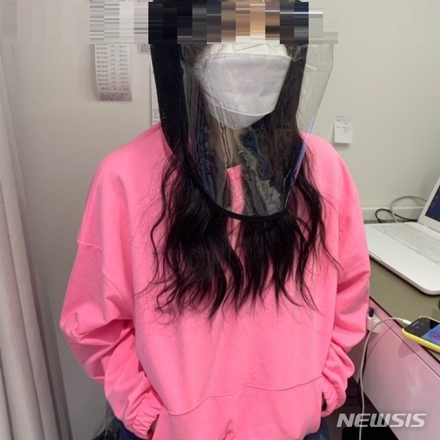 [서울=뉴시스] 신종 코로나바이러스 감염증(코로나19) 국내 확진자가 1000명을 넘어선 가운데, 일부 국민들 사이에서 "마스크만으로는 감염을 예방할 수 없다"는 불안감이 높아지고 있다. 일부 업체들은 얼굴 전체를 가릴 수 있는 '코로나 모자'와 '코로나 후드티' 등 판매에 나섰다. 2020.02.26. (사진 = 코로나 후드티 판매 홈페이지 사진 갈무리)