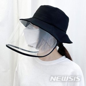 [서울=뉴시스] 신종 코로나바이러스 감염증(코로나19) 국내 확진자가 1000명을 넘어선 가운데, 일부 국민들 사이에서 "마스크만으로는 감염을 예방할 수 없다"는 불안감이 높아지고 있다. 일부 업체들은 얼굴 전체를 가릴 수 있는 '코로나 모자'와 '코로나 후드티' 등 판매에 나섰다. 2020.02.26. (사진 = 코로나 모자 판매 홈페이지 사진 갈무리)