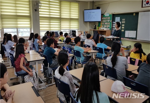 [서울=뉴시스]서울 강남구의 '찾아가는 환경사랑교실'의 모습. (사진=서울 강남구). 2020.02.26. photo@newsis.com 