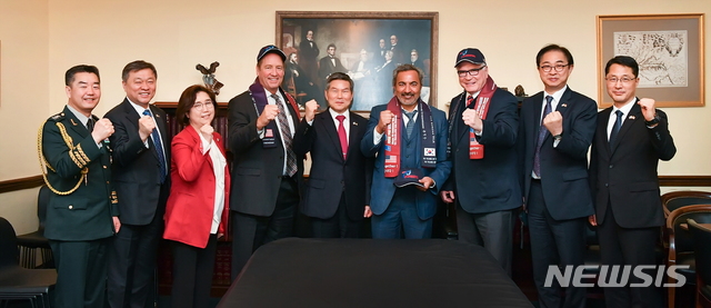 [서울=뉴시스] 정경두 국방부장관이 25일(현지시간) 미국 의회를 방문해 아미 베라(Ami Bera) 미국 하원 외교위 동아시아태평양 소위원장, 테드 요호(Ted Yoho) 하원의원, 마이크 켈리(Mike Kelly) 하원의원 등 미국 연방의회 의원들을 만나 한미 양국 간 공조와 동맹 발전 방안에 대해 논의한 후 기념촬영을 하고 있다.왼쪽부터 테드 요호 의원, 정경두 국방부장관, 아미 베라 의원, 마이크 켈리 의원. 2020.02.26. (사진=국방부&nbsp; 제공)