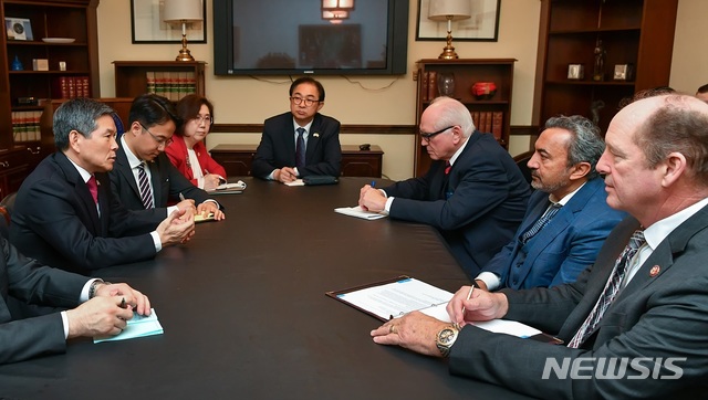 [서울=뉴시스] 정경두 국방부장관이 25일(현지시간) 미국 의회를 방문해 아미 베라(Ami Bera) 미국 하원 외교위 동아시아태평양 소위원장, 테드 요호(Ted Yoho) 하원의원, 마이크 켈리(Mike Kelly) 하원의원 등 미국 연방의회 의원들을 만나 한반도의 완전한 비핵화와 평화정착을 위한 한미 양국 간 공조와 동맹 발전 방안에 대해 논의하고 있다. 오른쪽 아래부터 위쪽으로 테드 요호 의원, 아미 베라 의원, 마이크 켈리 의원. 2020.02.26. (사진=국방부 제공) 