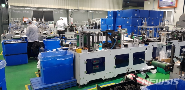 [부산=뉴시스] 허상천 기자 = 보건마스크 생산업체인 경남 양산에 위치한 ㈜블루인더스는 최근 코로나19 사태로 보건·항균 마스크(KF94)와 황사용 마스크(KF80)를 하루 최대 25만개 생산하고 있다. 2020.02.26. (사진 = 블루인더스 제공) photo@newsis.com