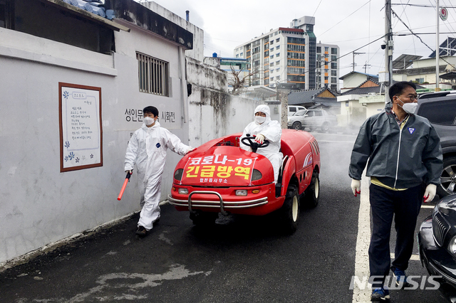 [의령=뉴시스] 합천읍, 코로나19 확산 방지 자체방역. (사진=합천군 제공). 2020.02.26. photo@newsis.com