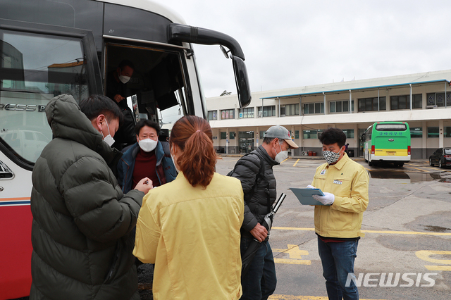 [울진=뉴시스] 강진구 기자 = 경북 울진군이 코로나19 관련 감염관리의 선제적 대응을 위해 26일 오전 관내 9개 시외버스터미널에서 하차승객에 대한 조사를 하고 있다.(사진=울진군 제공) 2020.02.26.  photo@newsis.com