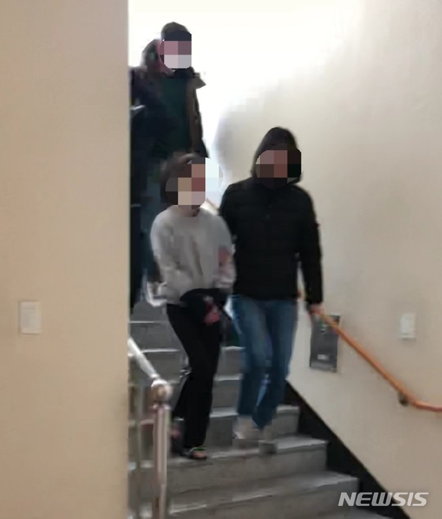 [인천=뉴시스] 홍성우 기자 = 전 여자친구를 살해하고 시신을 인천 경인 아라뱃길에 유기한 20대 남성과 시체 유기를 도운 공범 1명이 경찰에 붙잡혔다.