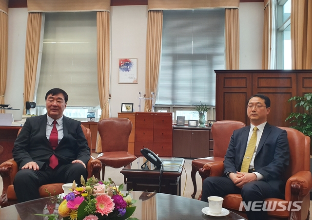 [서울=뉴시스] 김건 차관보가 26일 오후 서울 종로구 도렴동 외교부청사에서 싱하이밍 중국 대사와 면담하고 있다. (사진=외교부 제공) 2020.02.26 photo@newsis.com