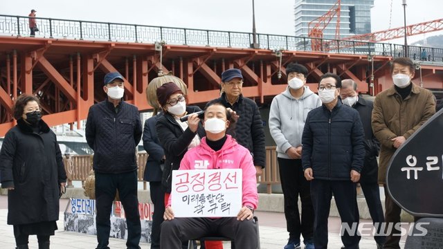 [서울=뉴시스]곽규택 미래통합당 부산 중구영도구 예비후보가 26일 삭발식을 진행하고 있다(곽 예비후보 측 제공)