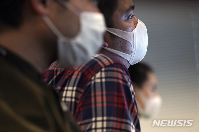  [도쿄=AP/뉴시스]일본 도쿄의 인공지능(AI) 개발 회사 '굼굼' 직원들이 25일 사무실에서 마스크를 착용한 채 근무하고 있다. 일본 홋카이도(北海道) 교육위원회는 26일 신종 코로나바이러스 감염증(코로나19) 확산이 계속됨에 따라 홋카이도 내 모든 공립 초등학교와 중학교에 휴교를 요청하기로 방침을 굳혔다고 지지(時事) 통신이 보도했다. 2020.2.26 