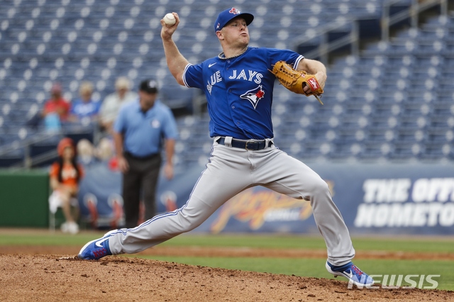 [클리어워터(미국)=AP/뉴시스] 토론토 블루제이스 체이스 앤더슨이 2월26일(한국시간) 필라델피아 필리스와 시범경기에서 선발 등판해 힘껏 공을 던지고 있다. 