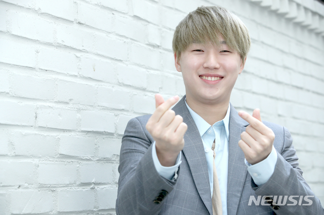 [서울=뉴시스]김근현 기자 = 가수 근수가 20일 오후 서울 마포구 DRD엔터테인먼트 사옥에서 뉴시스와 인터뷰 후 포즈를 취하고 있다. 2020.02.26.khkim@newsis.com