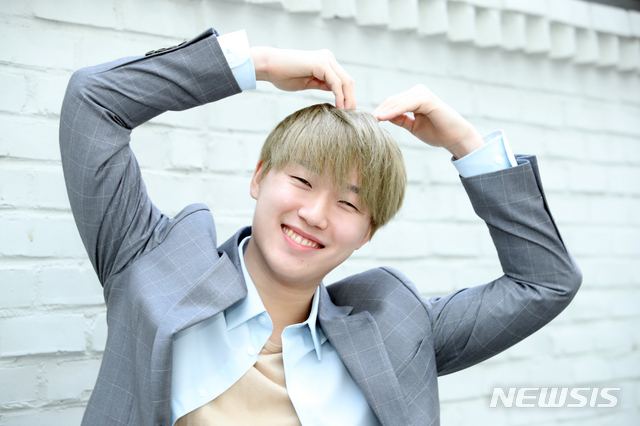 [서울=뉴시스]김근현 기자 = 가수 근수가 20일 오후 서울 마포구 DRD엔터테인먼트 사옥에서 뉴시스와 인터뷰 후 포즈를 취하고 있다. 2020.02.26.khkim@newsis.com