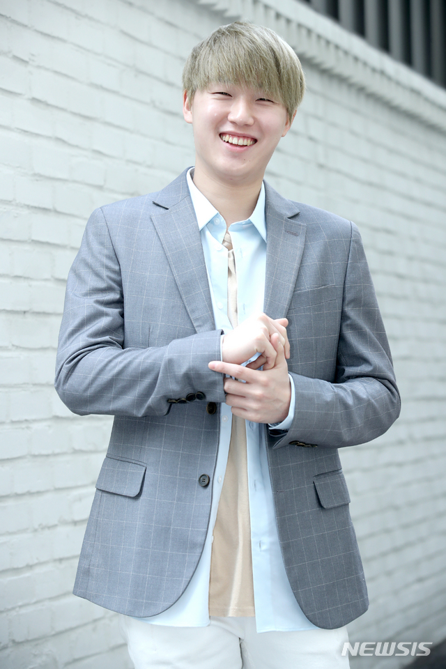 [서울=뉴시스]김근현 기자 = 가수 근수가 20일 오후 서울 마포구 DRD엔터테인먼트 사옥에서 뉴시스와 인터뷰 후 포즈를 취하고 있다. 2020.02.26.khkim@newsis.com