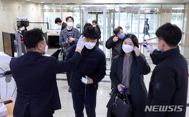 [서울=뉴시스] 장세영 기자 = 코로나19의 여파로 국회가 임시 폐쇄됐다 다시 문을 연 26일 서울 여의도 국회 민원실 앞에 방호과 직원들이 출입자들의 체온을 일일이 측정하고 있다. 2020.02.26.&nbsp; photothink@newsis.com
