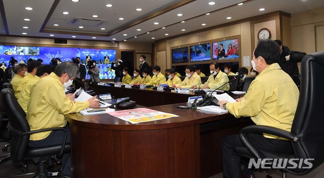 [서울=뉴시스]정세균 국무총리가 26일 오전 대구시청에서 코로나19 대응 중대본회의를 하고 있다. (사진=총리실 제공) 2020.02.26.&nbsp; photo@newsis.com