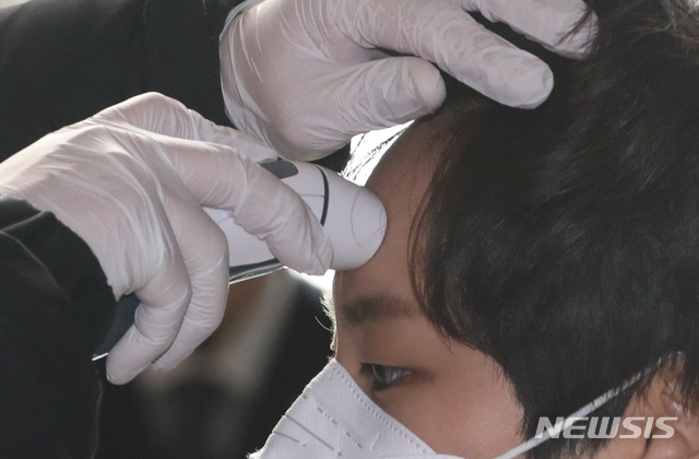 [서울=뉴시스]김명원 기자 = 코로나 19로 폐쇄되었던 국회가 다시 개방된 26일 오전 서울 여의도 국회 본청에서 관계자가 출입자의 발열 체크를 하고 있다. 2020.02.26.&nbsp; kmx1105@newsis.com 