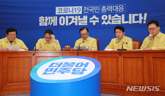 [서울=뉴시스] 장세영 기자 = 이해찬(가운데) 더불어민주당 대표가 26일 서울 여의도 국회에서 열린 더불어민주당 최고위원회의에 참석해 현안관련 발언을 하고 있다. 2020.02.26.&nbsp; photothink@newsis.com