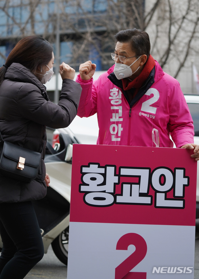 [서울=뉴시스] 고승민 기자 = 황교안 미래통합당 대표가 26일 서울 종로구 숭인2동에서 출근인사를 하고 있다. (사진=미래통합당 제공) 2020.02.26.photo@newsis.com