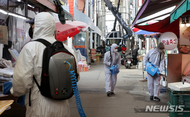 [서울=뉴시스] 이영환 기자 = 방역업체 관계자들이 26일 오전 서울 송파구 새마을전통시장에서 방역작업을 하고 있다. 2020.02.26.&nbsp; 20hwan@newsis.com
