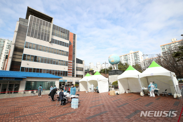 [서울=뉴시스] 고범준 기자 = 26일 오전 서울 강동구 명성교회에 앞에 신종 코로나바이러스 감염증(코로나19) 선별진료소가 설치돼 있다. 2020.02.26. bjko@newsis.com