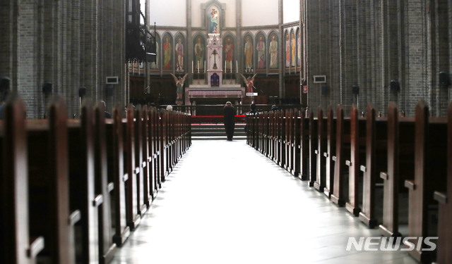 [서울=뉴시스]박미소 기자 = 천주교 서울대교구가 신종 코로나 바이러스 감염증(코로나19)을 예방하기 위해 교구 내 성당의 미사를 전면 중단하는 26일 오전 서울 중구 명동성당에 좌석이 비어있다. 대한의사협회는 28일 대국민 권고안을 통해 이번 주말 외출을 자제해달라고 당부했다. 2020. 02.26. misocamera@newsis.com