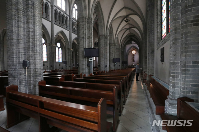 [서울=뉴시스]박미소 기자 = 천주교 서울대교구가 신종 코로나 바이러스 감염증(코로나19)을 예방하기 위해 교구 내 성당의 미사를 전면 중단하는 26일 오전 서울 중구 명동성당에 좌석이 비어있다. 2020.02.26.&nbsp; misocamera@newsis.com 