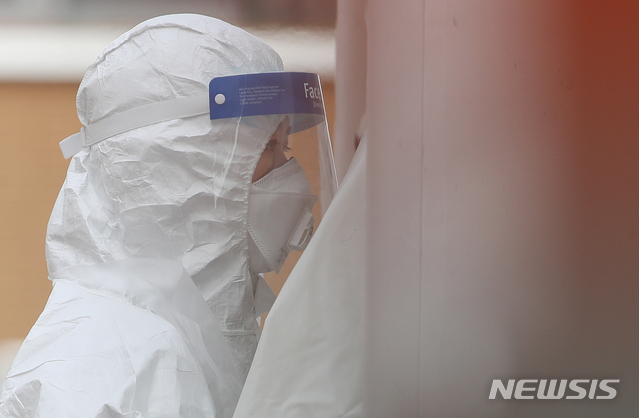 [서울=뉴시스] 조수정 기자 = 26일 오전 서울 중구 국립중앙의료원 신종 코로나 바이러스 감염증(코로나 19) 선별진료소에서 의료진이 음압텐트를 확인하고 있다. 26일 코로나 19 확진환자는 1100명을 넘어섰고 사망자는 11명으로 집계됐다. 2020.02.26.&nbsp; chocrystal@newsis.com