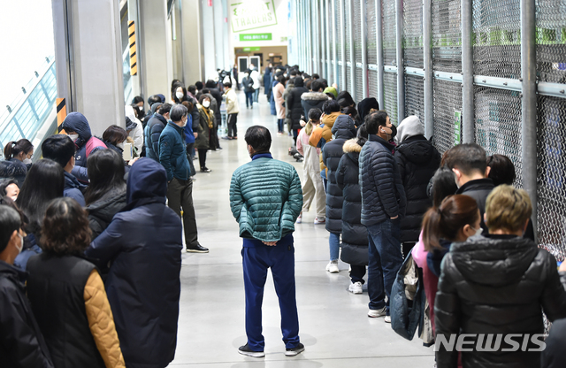 [수원=뉴시스] 김종택 기자 = 신종 코로나바이러스 감염증(코로나19) 확산으로 마스크 수요가 폭증해 전국에서 마스크 구입 대란이 벌어진 지난 2월 경기 수원 영통구 이마트 트레이더스 신동점 매장에 마스크를 구입하려는 시민들이 길게 줄 서 있다. <사진은 기사와 관련이 없습니다.> 2020.02.26.semail3778@naver.com